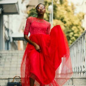 Rotes Empire-Taillenkleid